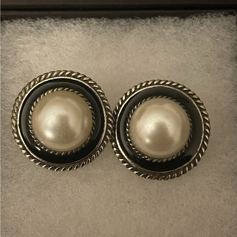 Elegant Silver and Black Pearl Earrings